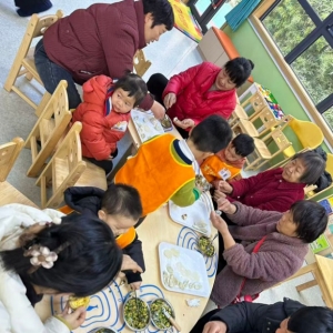 暖冬迎冬至 童趣乐相伴——华爱婴童与郑州益联社工联合举办亲子互动活动 ... ...